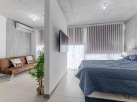 Skyline iFreses, 22nd floor! AC, TV and Pool, hotel in Guayabos