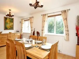 Spacious 4 bedroom Townhouse near Scenic Beach & City Centre