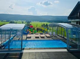 Jagodowy Ski&Spa DeLux apartamenty z widokiem na góry,4km od Zieleniec Ski Arena Podgrzewany basen zewnętrzny latem,bilard,Wi-Fi w cenie Restauracja,balia,sauna na miejscu, spa hotel in Lasowka