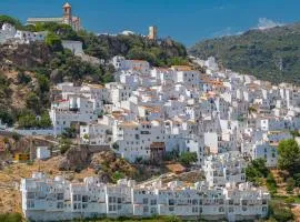 Stylish 3 bed house 2 bathrooms, with patio, roof terrace and communal pool 5 minutes away from the beautiful Spanish white village of Casares Pueblo and only 20 mins from the sea