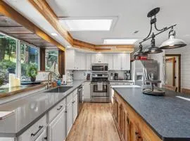 New! Rustic Retreat - Near downtown, parks & hospital - Hot tub - 5 bd