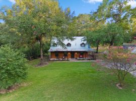 Lovely log home, w/Hot Tub, AC, trails on 4.3 acres, Hotel in Montgomery