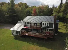 Bigelow Chalet at Killington: 8BR/4.5 BA Pet Friendly Home w/ Hot Tub, Fireplace, Walk to Shuttle