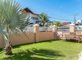 Casa com 03 dormitórios de casal