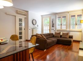 Casa Matilde piano terra 100mq con parking e piscina, hotel in Ferrara