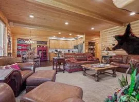 Deer Valley Pet Friendly Hot Tub, Cabin Vibes, Great Views!