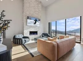 Mountain House PC, Snowy Lake Views Private Hot Tub, New Build, Jordanelle Lake!