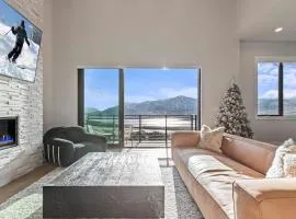 Mountain House PC, Snowy Lake Views Private Hot Tub, New Build, Jordanelle Lake!