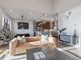 Mountain House PC, Snowy Lake Views Private Hot Tub, New Build, Jordanelle Lake!