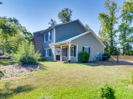 Seneca Escape with Screened Patio Near Lakes!, hotel v destinaci Seneca