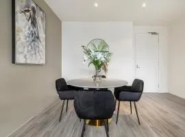 Elegant City Fringe Condo w Pool & FREE Parking