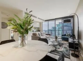 Elegant City Fringe Condo w Pool & FREE Parking
