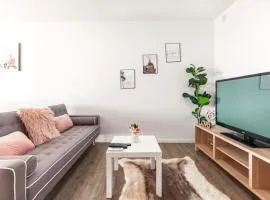 Perfect Location APT w Roof Top Pool GYM