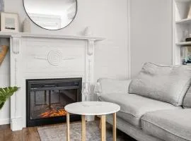 Charming 1-Bed with Fireplace by the Beach