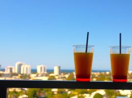 Top Floor Apartment in Maroochydore CBD, hotel com piscina em Maroochydore