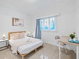 Boutique Double Room - Centrally Located at Granville - Shared Bathroom
