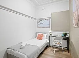Boutique Single Room - Centrally Located at Granville - Shared Bathroom