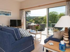 Elevated Coastal Escape - Breathtaking Views, hotel in Salcombe