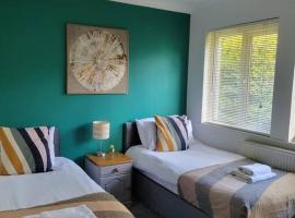 Peaceful Bungalow easy access, hotel v destinaci Southampton