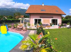 Maison avec piscine 14 personnes, hotel in Doussard
