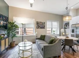 Tasteful Condo Walking Distance to French Quarter