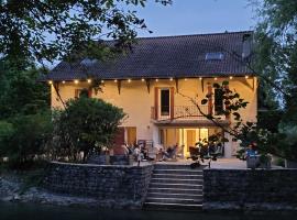 La maison du lac، فندق في Vions