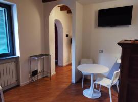 Bilocale in corte ristrutturata, hotel v destinaci Angera