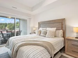 Emerald Escape, Luxury Waterfront Condo with pool