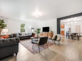 3 Bedroom Home, 5 mins to Biltmore Village, Deck with Views
