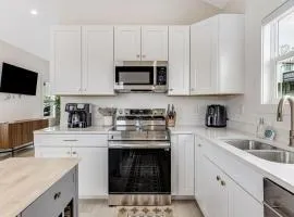 New Designer 1 Bed Home, Walk to Biltmore Village