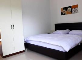 Almahouse guesthouse cirebon, hotel v destinaci Kanggraksan