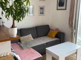 Charmante maison de ville avec terasse intime、ラ・ロシェルのホテル