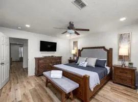 Montrose 4BR Sleeps 19 - 2 Homes - Walk to Dining