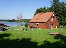 DOM NAD JEZIOREM KUŹNIa