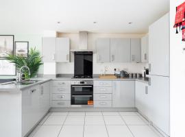 4 Bedroom House By Humming Nest Short Lets & Serviced Accommodation Milton Keynes With Free WiFi & Parking, hotel di Milton Keynes
