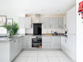 4 Bedroom House By Humming Nest Short Lets & Serviced Accommodation Milton Keynes With Free WiFi & Parking