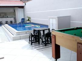 "Lindíssima Casa Pé na Areia com Opção da Piscina Aquecida Cobrado a Parte, Sala de Jantar, 3 Amplos Quartos, Sendo1Suíte, Amplo Espaço de Lazer com Área Gourmet em Deck Coberto com Churrasqueira e Mesa de Bilhar Frente a Piscina, Super Pertinho da Praia", hotel in Praia Grande