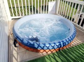 15 Kestrel Close Hot Tub Retreat, Hotel in Tattershall