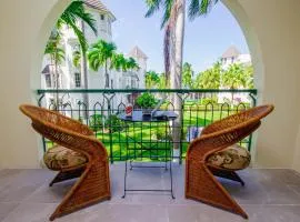 Heart of Ocho Rios-Free Beach Acess-King Bed-Pool-Free Parking-Gated Complex-Free Wifi 100Mbps
