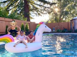 NEW cozy beautiful house with pool and hot tub, hotel v destinaci Fair Oaks