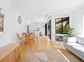 Private Burleigh Retreat, Short Walk to Beach