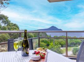 Intrepid 6 right on the waterfront, hotel in Shoal Bay