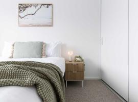 Bright & Airy Coastal abode, hotel in Bridport