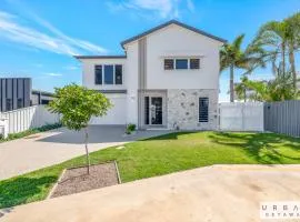 Bargara Coastal Luxe Aircon, Outside Pet, Sleeps 8