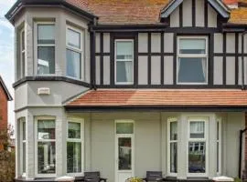 Ty Llwyd - Luxury holiday home sleeping 8, Hot Tub available
