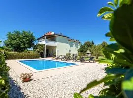 Lovely Home In Donji Prolozac
