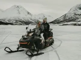 Fjord Stay with firepit, snowmobile rental and free snowshoes