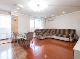Просторная квартира рядом с набережной, place to stay in Pavlodar