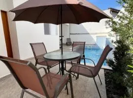Casa com piscina, 700M da praia