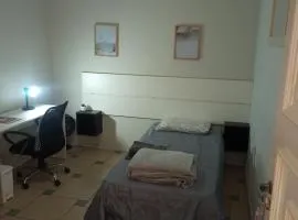 Dormitório 2 aconchegante a 2km de Alphaville